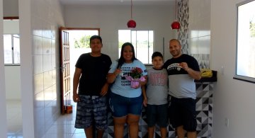 Entrega da casa para família Cruz